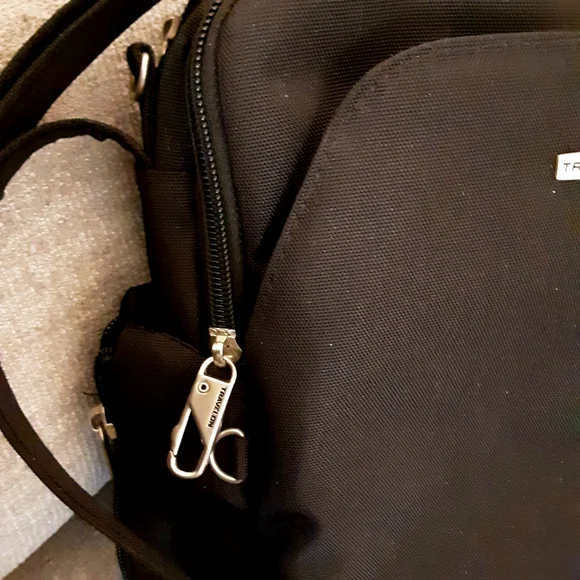 Travelon Black Anti-Theft Classic Crossbody Bag - Picture 4 of 13